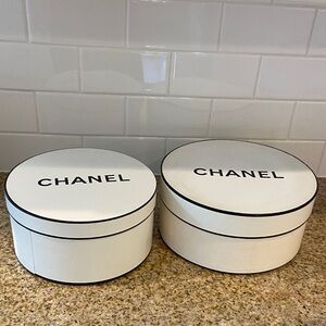 CHANEL White Round Hat Box Set with Red and Black (respectively)Interior